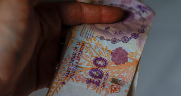 Argentina busca combatir inflación y alivia la carga impositiva a miles de trabajadores