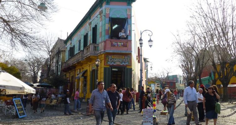 La inflación en Argentina acumula un alza interanual de 58% y está en su peor momento desde 1992