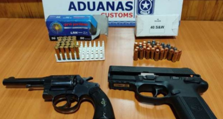 Encuentran armas y municiones en puerto de Coronel