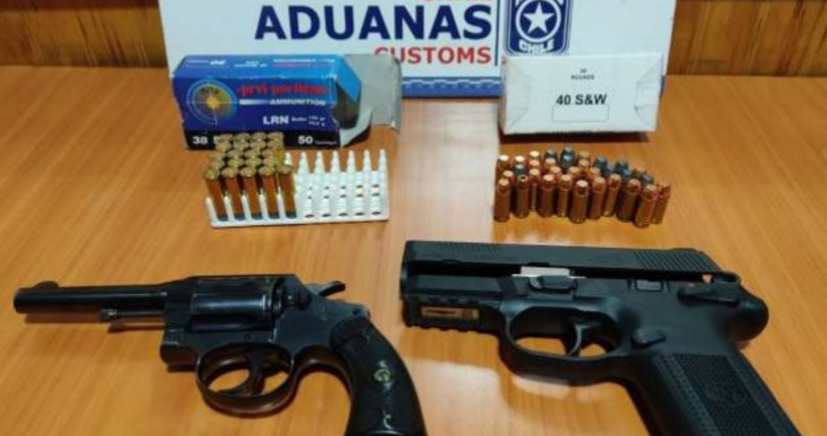Encuentran armas y municiones en puerto de Coronel