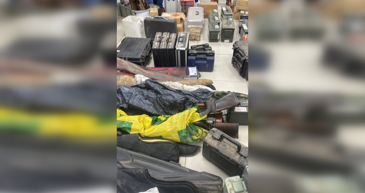 Fusiles, rifles y más: cae carabinero (r) que tenía oculto arsenal de guerra en su casa de Maipú