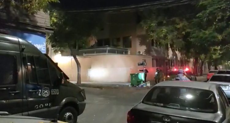 Investigan instalación de artefacto explosivo afuera de recinto ligado a Gendarmería en Santiago