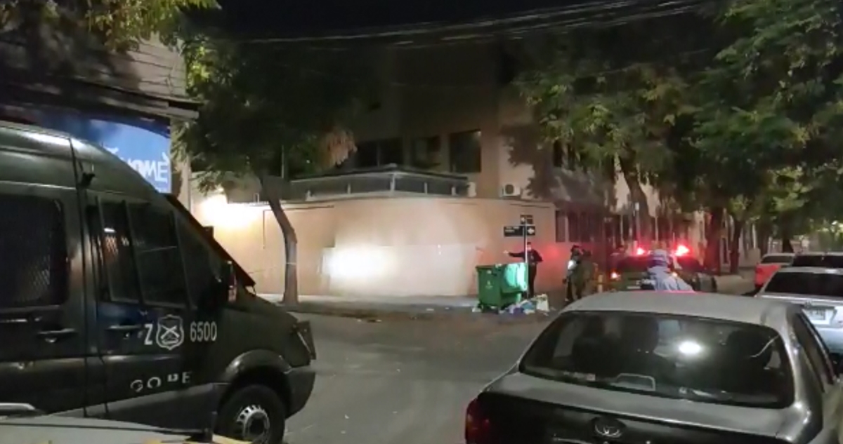 Investigan instalación de artefacto explosivo afuera de recinto ligado a Gendarmería en Santiago