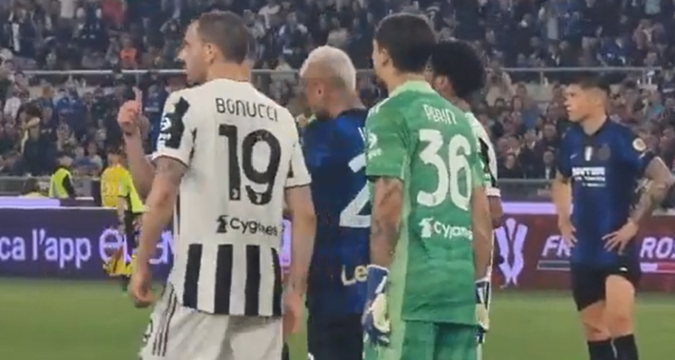 Arturo Vidal ante Juventus en la final de Copa Italia.