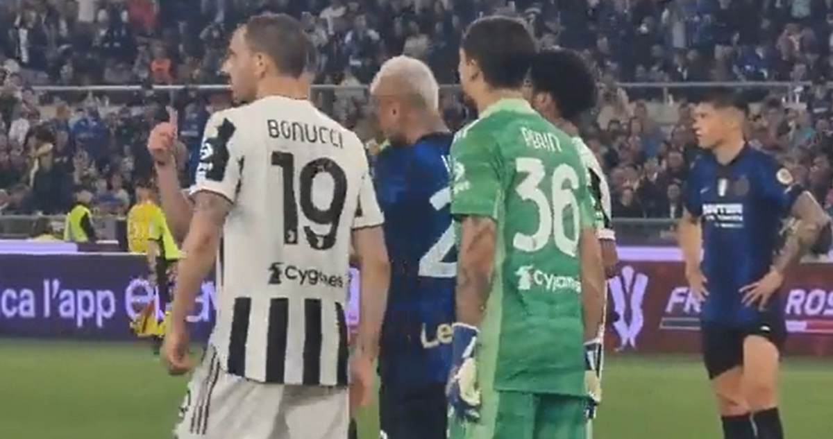Arturo Vidal ante Juventus en la final de Copa Italia.