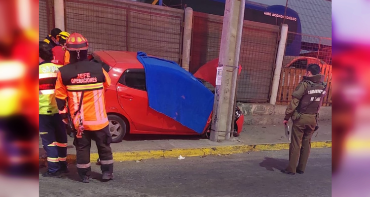 Imagen del automóvil accidentado, donde fue encontrado el cadáver.