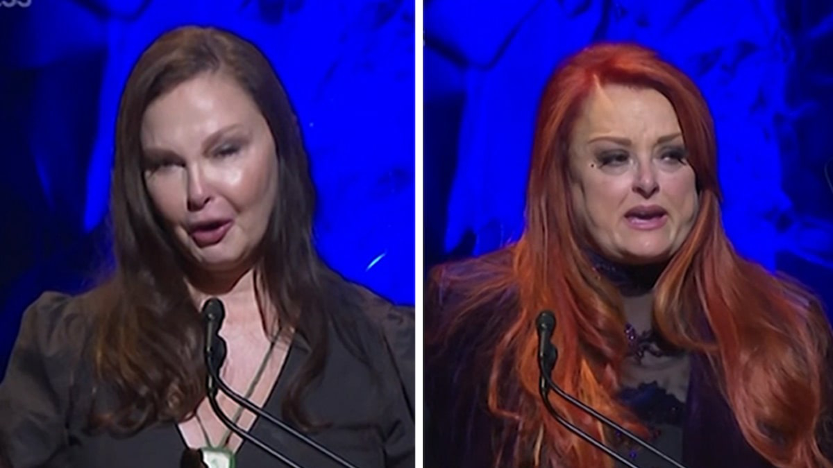 Ashley y Wynonna Judd lloran en homenaje a su madre, la cantante de country Naomi Judd, quien se suicidó a finales de abril.