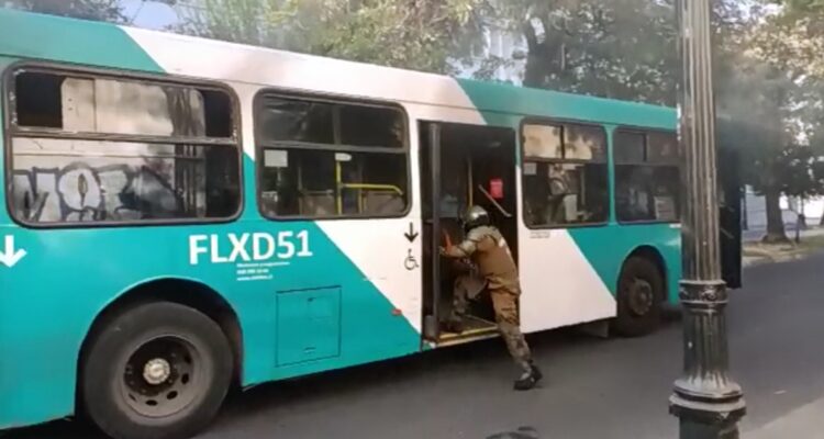 Nuevo ataque contra bus del Transantiago en cercanías del Liceo de Apliación