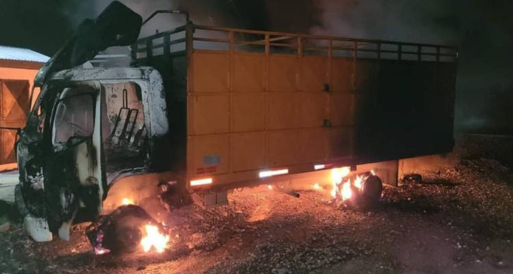 Queman camión durante ataque incendiario entre Lautaro y Vilcún.