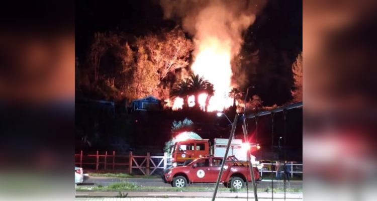 Casa incendiándose en Quidico