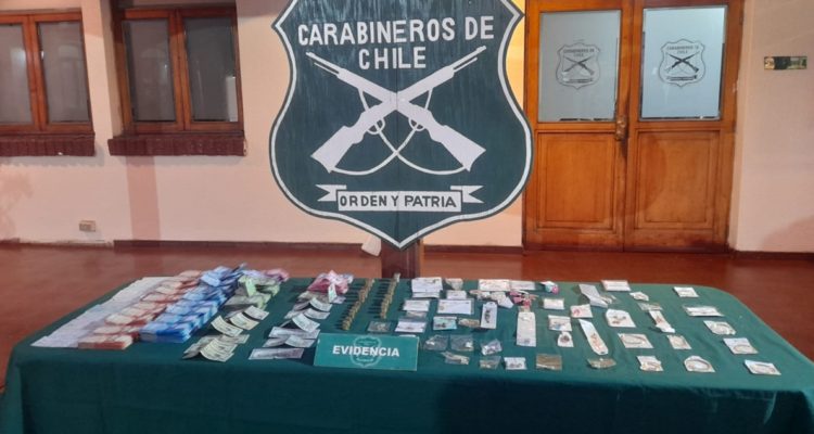 Indagan curioso hallazgo de auto robado: fue encontrado en Peñalolén con $20 millones y joyas