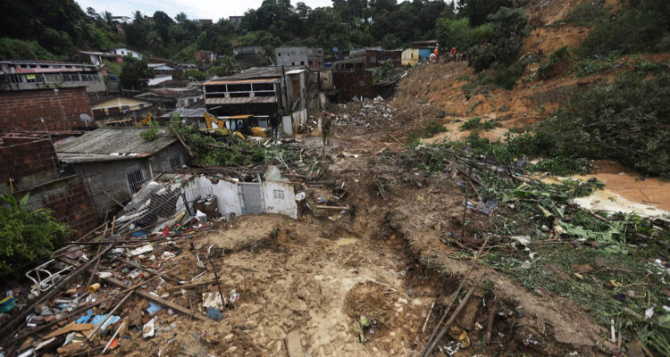 Autoridades reportan más de 100 muertos durante fuertes lluvias en Brasil