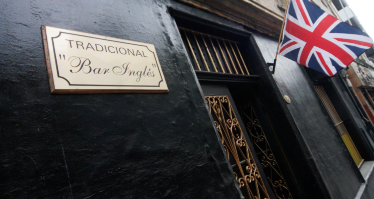 En búsqueda de rescatar la historia porteña: nuevos compradores del Bar Inglés de Valparaíso