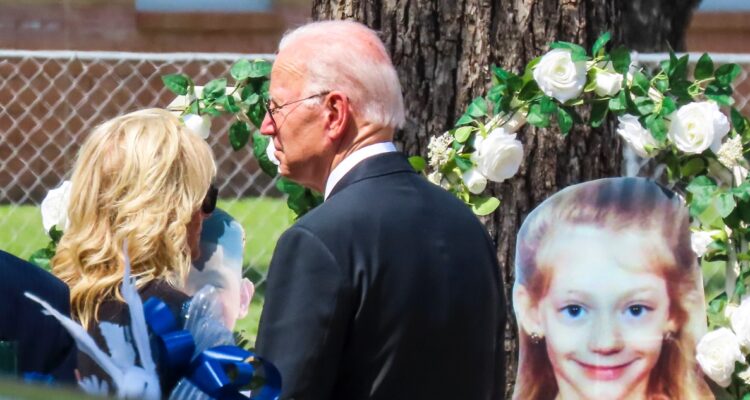Biden visita escuela donde murieron 19 niños y 2 profesoras: Gobierno indagará respuesta policial