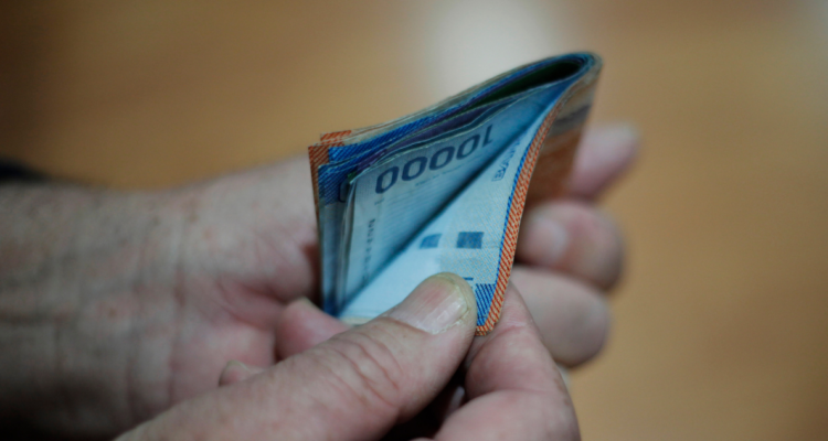 Billetes en alusión a aumento de sueldo mínimo