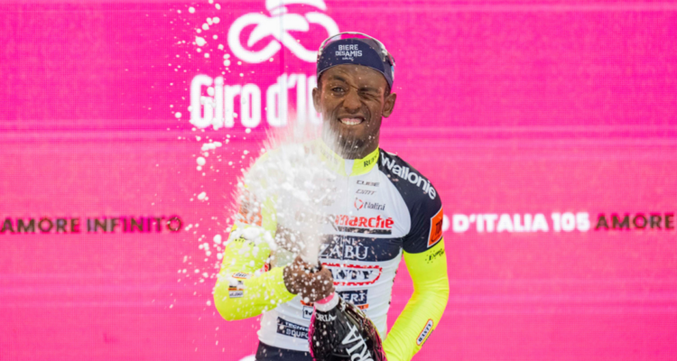 Biniam Girmay tras golpearse el ojo abriendo una botella.