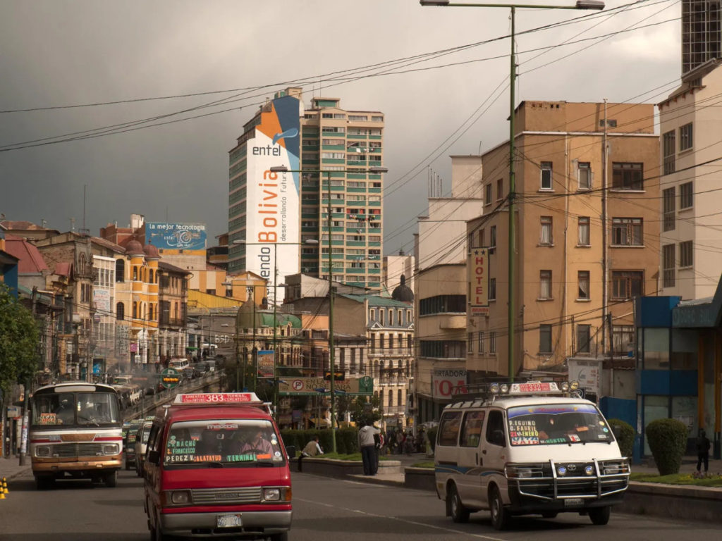 Bolivia tiene una de las mayores restricciones en límite de velocidad. 80 kilómetros por hora.