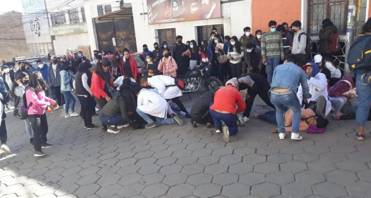 Fotografía de personas atendiendo a los heridos tras la estampida humana.