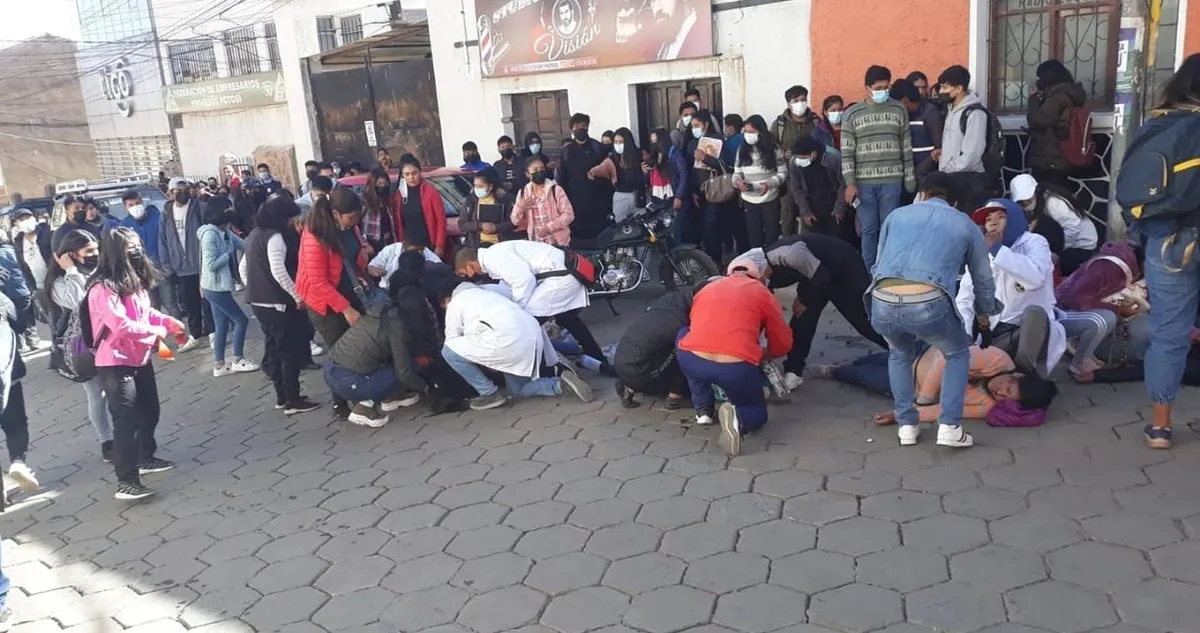 Fotografía de personas atendiendo a los heridos tras la estampida humana.