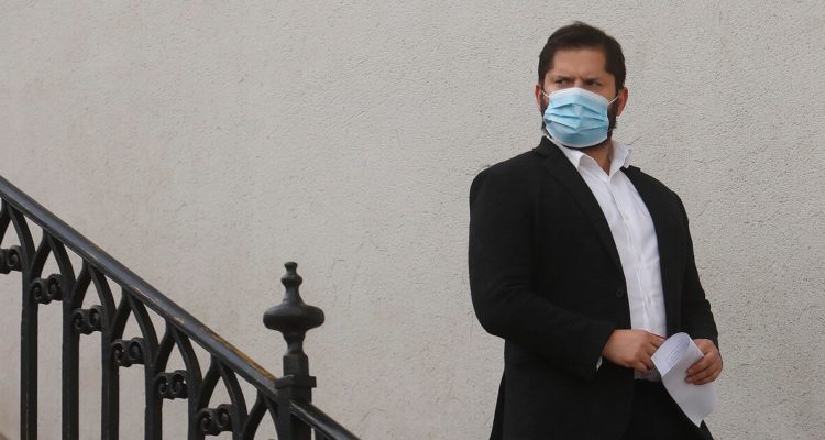 El Presidente de La Republica, Gabriel Boric Font, bajas las escaleras del Palacio de la Moneda, para dirigirse al Ministerio del Interior.