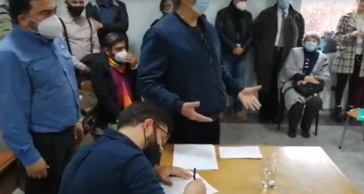 ¿Qué firmó Boric durante reunión con trabajadores subcontratados de Enap durante su campaña?