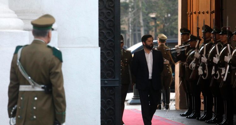 El Presidente de La Republica,Gabriel Boric Font, recibe honores de la guardia del Palacio de La Moneda.