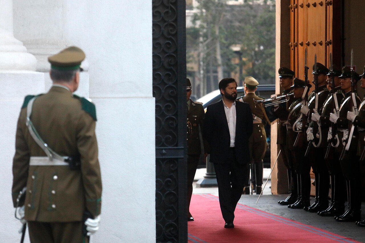 El Presidente de La Republica,Gabriel Boric Font, recibe honores de la guardia del Palacio de La Moneda.