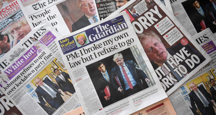 Periódicos retratando los cuestionamientos que enfrenta Boris Johnson.