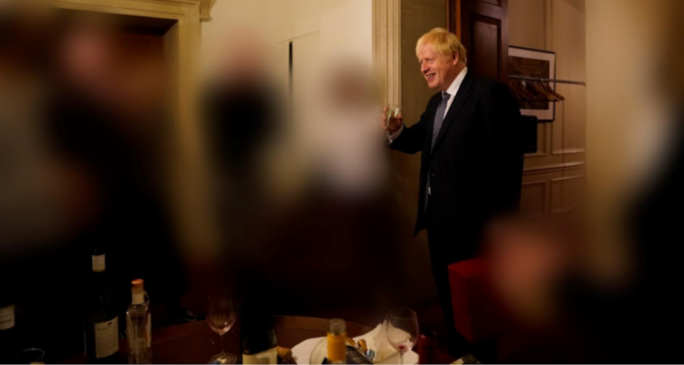 Boris Johnson brindando en Downing Street.
