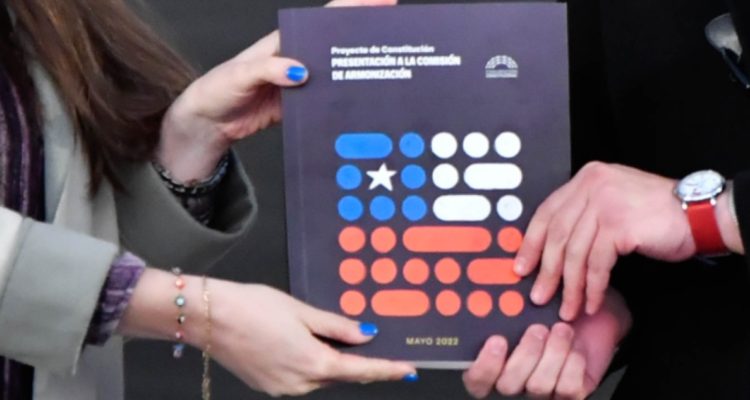 Bloomberg califica de “razonable” borrador de Constitución, pero duda que potencie más igualdad