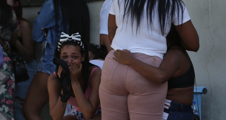 Familiares de los muertos durante un operativo policial en la favela Vila Cruzeiro reaccionan hoy, en la favela del norte de Río de Janeiro.