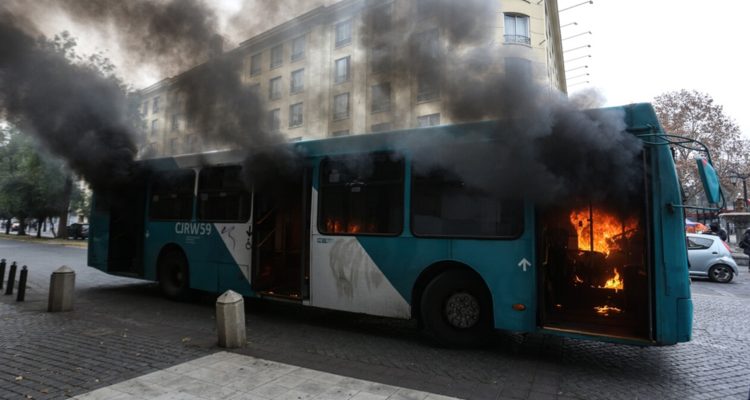 Nuevamente queman bus del Transantiago durante marcha de secundarios: el tercero en una semana