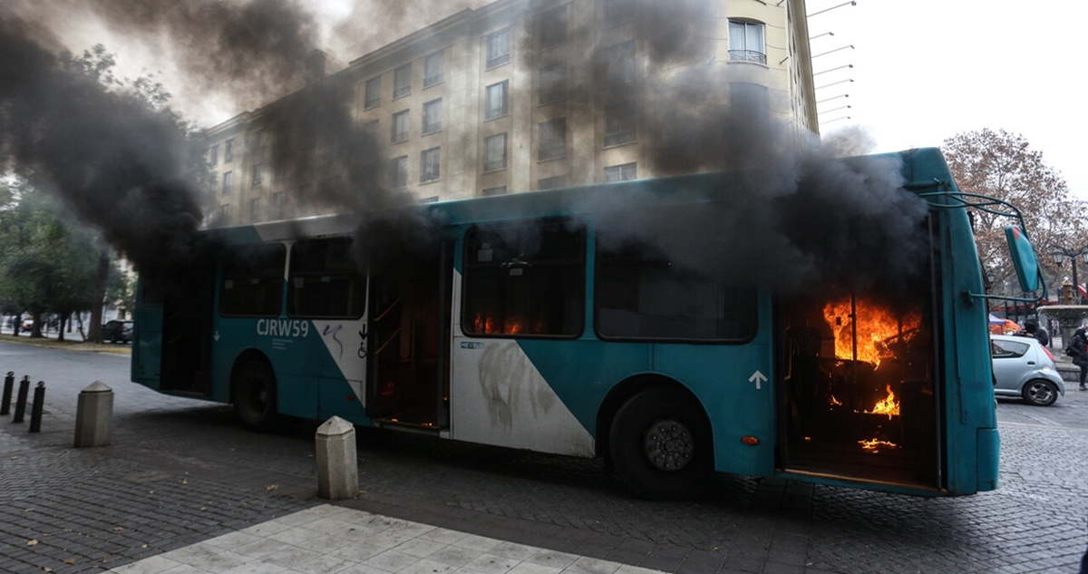 Nuevamente queman bus del Transantiago durante marcha de secundarios: el tercero en una semana