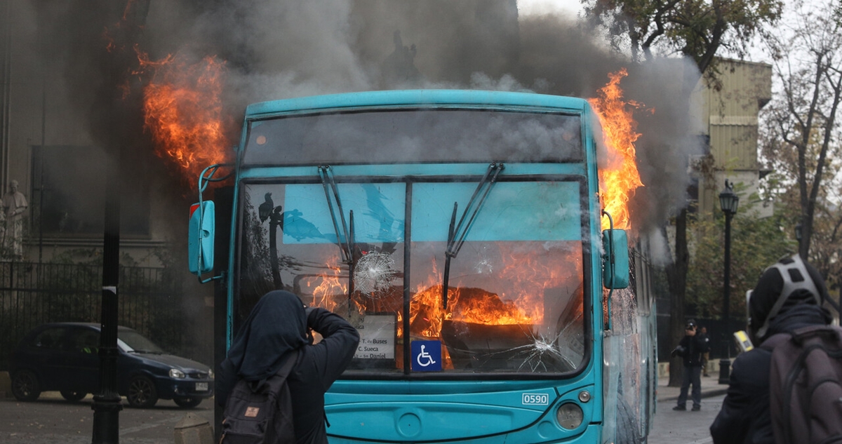 Nuevamente queman bus del Transantiago durante marcha de secundarios: el tercero en una semana