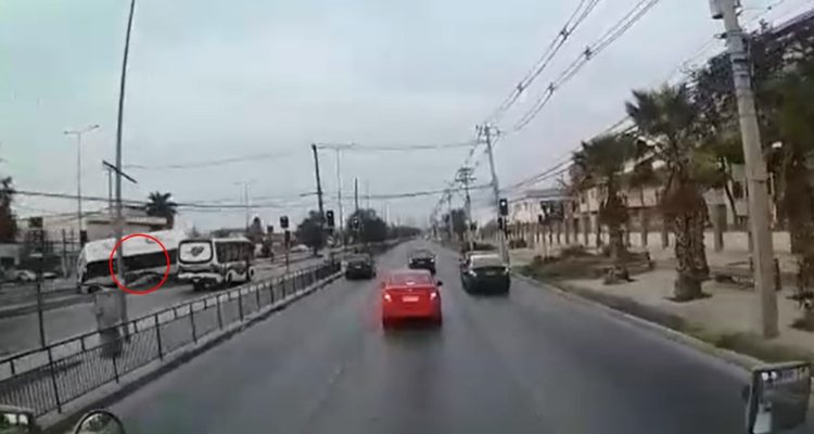 Captan momento en que bus con pasajeros colisiona y vuelca en Cerrillos
