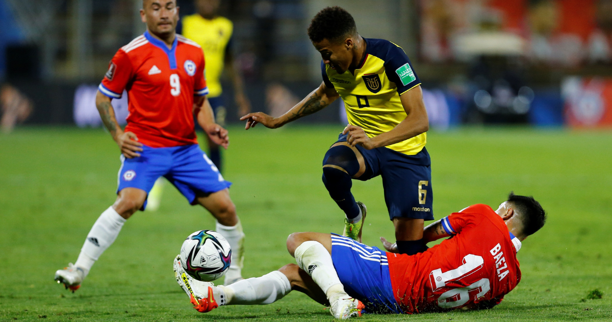 Byron Castillo jugando ante Chile por Clasificatorias.