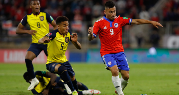 Byron Castillo marcando a Jean Meneses.