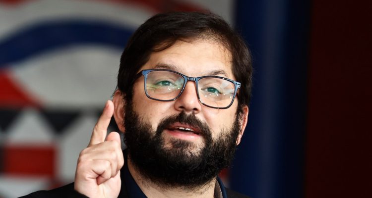 Cadem: aprobación de Boric sube por primera vez desde que asumió y Rechazo sigue al alza en la CC