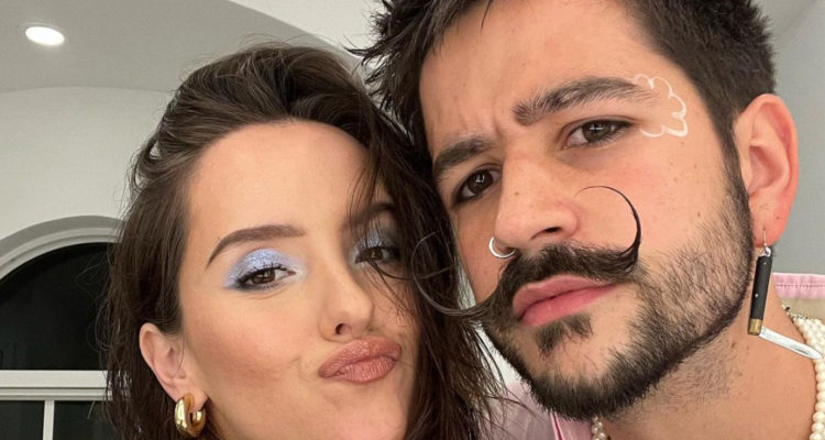 Camilo y Evaluna Montaner posando para la cámara.