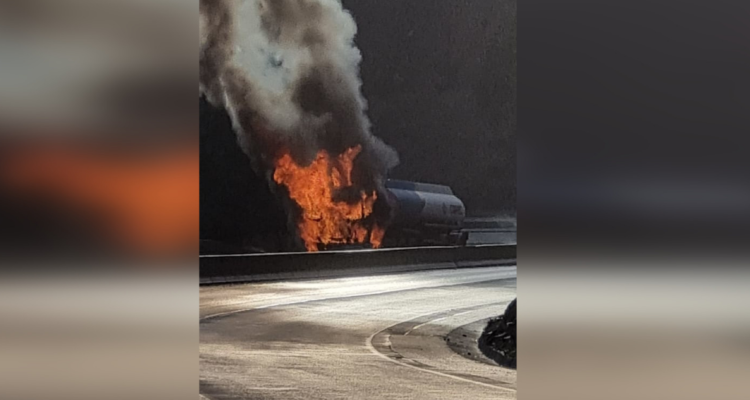 Camión se quema en Colcura.