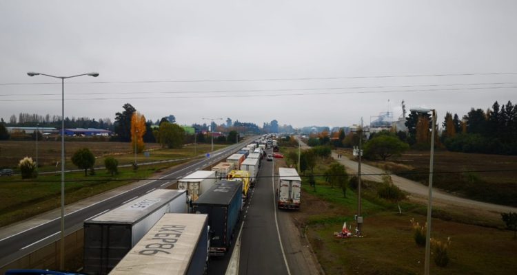 Camioneros bloquean ruta en Duqueco