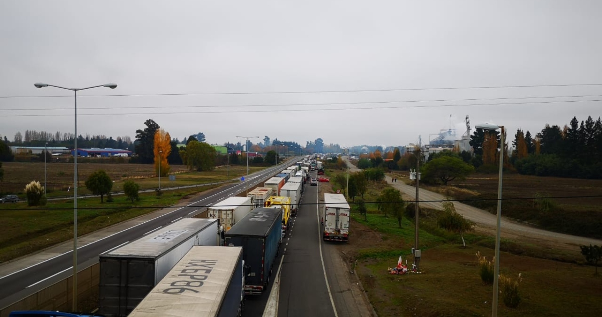 Camioneros bloquean ruta en Duqueco