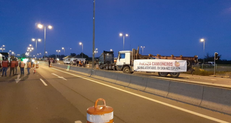 Camioneros bloquean parcialmente la Ruta 160, en la provincia de Arauco.