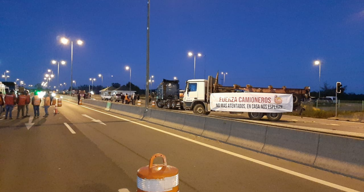 Camioneros bloquean parcialmente la Ruta 160, en la provincia de Arauco.