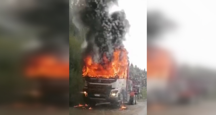 Conductor golpeado y camión quemado en Cañete.