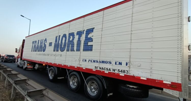 Carabinera balea a dos delincuentes y frustra robo a camión en zona norte de la RM