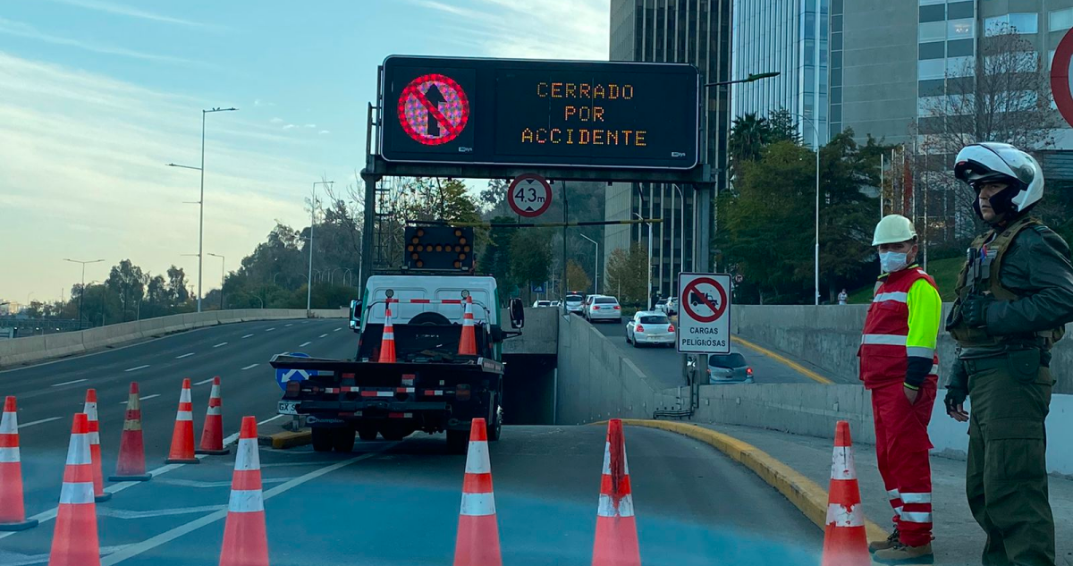 Teniente de Carabineros muere tras sufrir accidente de tránsito en la Costanera Norte