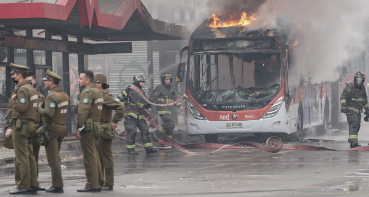 Carabineros detiene a dos encapuchados tras quema de bus con pasajeros del Transantiago