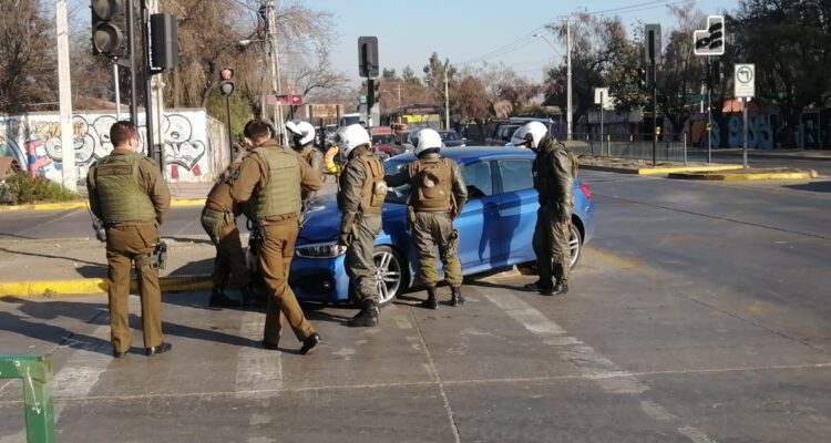 Dos detenidos tras persecución a auto robado en La Pintana: intentaron atropellar a carabinero