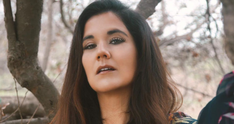 La cantante Carolina Soto mirando a la cámara seria. En redes sociales la artista reveló que sufrió la pérdida de su embarazo.